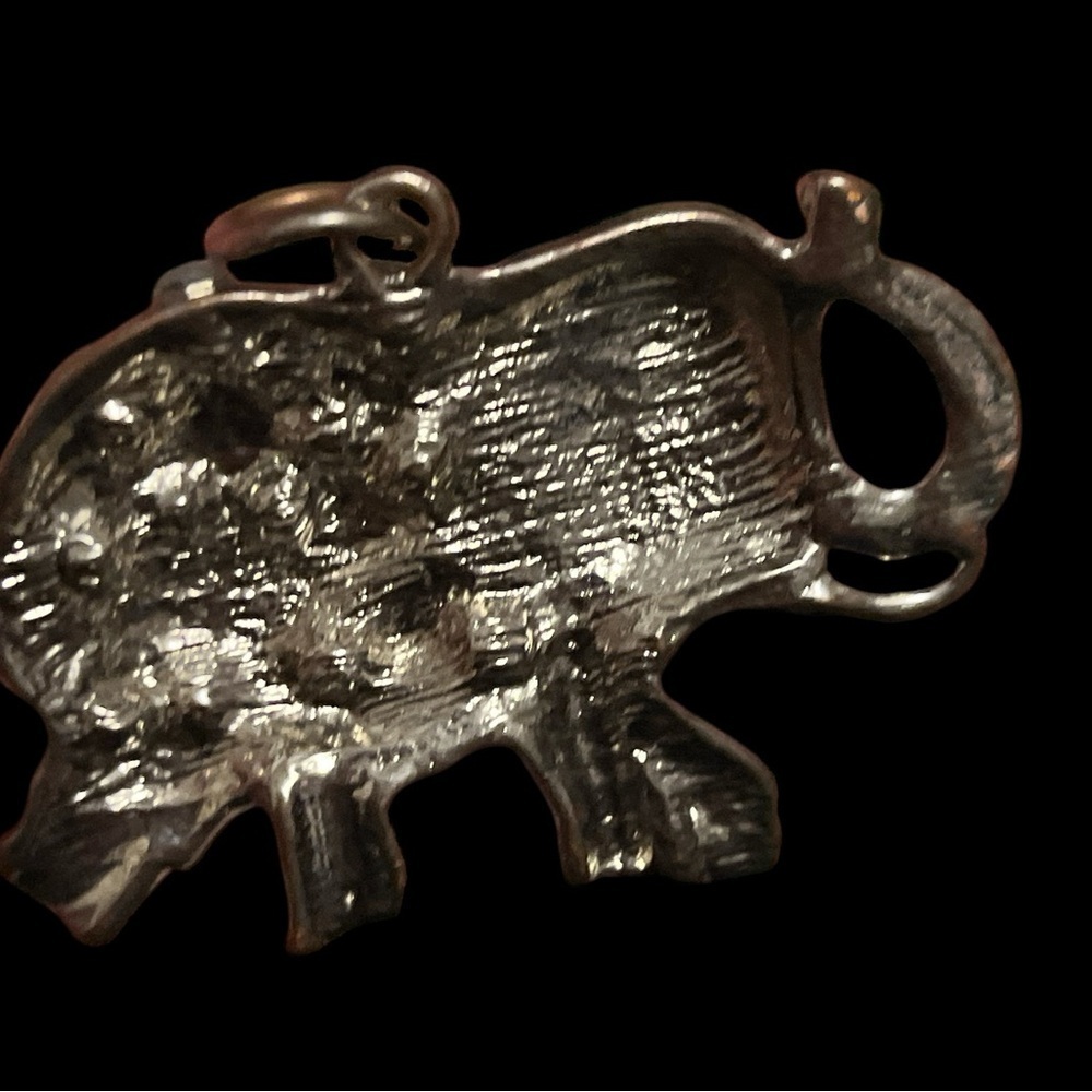 Vintage Elephant Pendant Silvertone - Picture 3 of 3